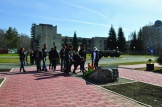 Студентам рассказали о героических выпускниках этого учебного заведения, они почтили их память, возложив цветы к памятнику.
